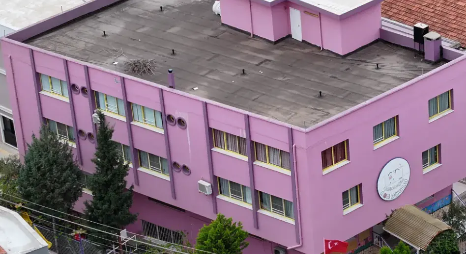 Gülbebeğim Anaokulu'nun Bornova Atatürk Mahallesi'ndeki müstakil binasının havadan görünümü